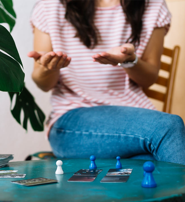 Silvena zeigt Balance mit Händen beim Coaching